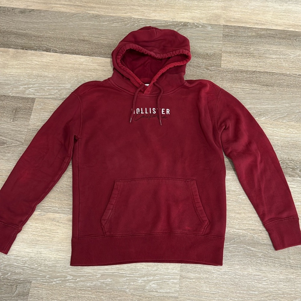 Well used Hollister Men’s Adult XS Logo fleece hoodie in Burgundy Red